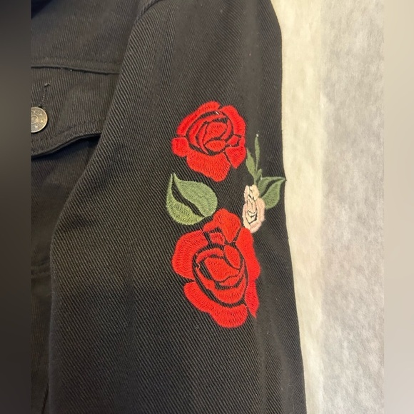 The Edit by Seventeen Love Me black jean jacket w/embroidered flowers Sz-M. W11 - Picture 8 of 14